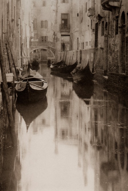 A Venetian Canal (picture, "Venetian Canal" aka "A Bit of Venice" by Alfred Stieglitz, 1897, story behind the picture, my opinion on the picture [http://en.wikipedia.org])
